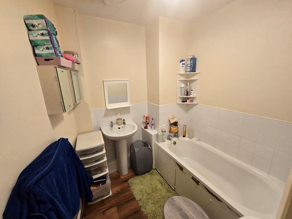 Lot: 83 - FREEHOLD COMMERCIAL AND RESIDENTIAL INVESTMENT - Photo 6 supplied by seller - Bathroom - flat b